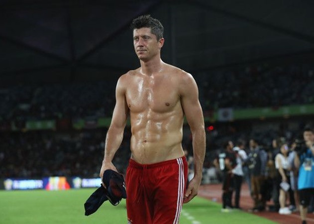 Trường hợp tương tự là Robert Lewandowski khi anh nỗ lực từ một chàng trai mảnh khảnh trở thành tiền đạo có thể hình rất cân đối.