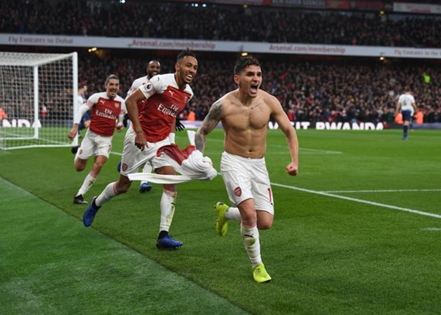 Không có chiều cao lý tưởng, nhưng bù lại Lucas Torreira lại vô cùng lực lưỡng và bạn có thể thấy rõ qua màn ăn mừng này.