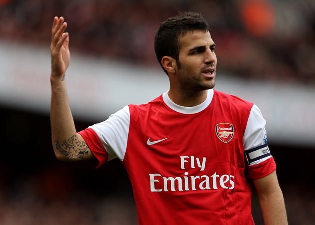 Cesc Fabregas khi đó vẫn đeo băng đội trưởng của Arsenal và có trận đấu đầy cảm xúc khi gặp lại các đồng đội cũ.