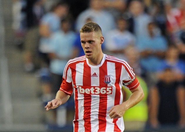 Shawcross chia tay Stoke City vì lý do tuổi tác và không còn được trọng dụng.