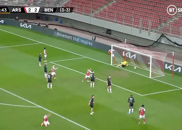 Odegaard và màn ăn mừng giàu cảm xúc khi Aubameyang đánh đầu tung lưới thủ môn Leite.