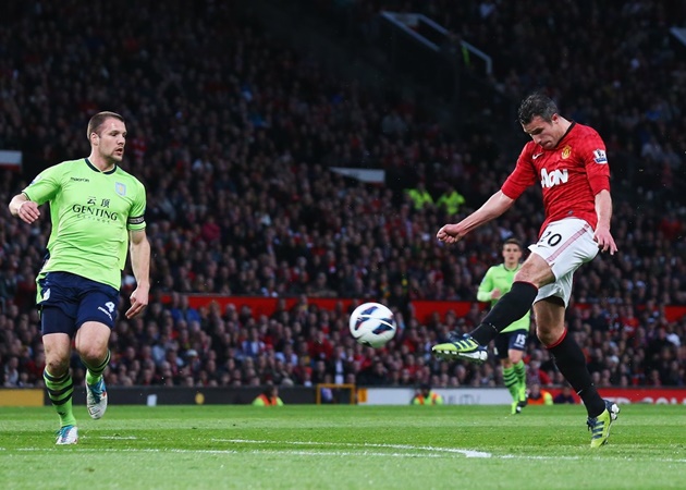 7. Robin Van Persie ghi 144 bàn sau 280 trận thi đấu ở Premier League và cứ 139 phút trôi qua, tiền đạo người Hà Lan sẽ khiến thủ môn đối thủ vào lưới nhặt bóng 1 lần.