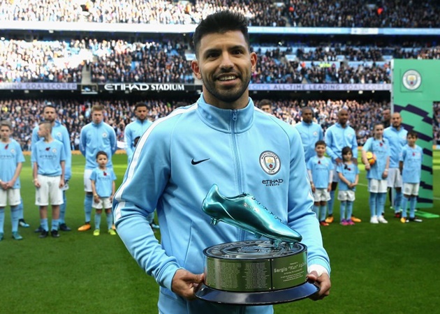 1. Người khủng hơn cả Thierry Henry đó là Sergio Aguero - chân sút ngoại vĩ đại nhất lịch sử Premier League với 180 bàn thắng sau 269 trận. Cứ 108 phút, "El Kun" lại ghi 1 bàn và khiến cho nhiều hàng thủ tại giải đấu phải "khiếp vía".