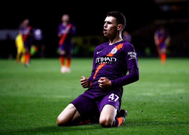 7. Phil Foden cũng góp mặt khi anh từ chú bé Mascot vươn mình trở thành "con cưng" của HLV Pep Guardiola. Cầu thủ người Anh là minh chứng cho lứa cầu thủ chơi theo phong cách hiện đại, thích nghi chiến thuật tốt, đơn giản và hiệu quả.
