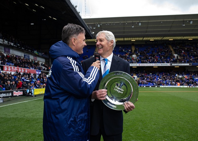 5. Xếp thứ 5 là một HLV cũng khá nổi tiếng của Ipswich Town trước đây - John Lyall (phải). Năm 1993, ông cũng từng cùng CLB này bất bại 8 trận liên tiếp nhưng trong đó có tới 6 trận hòa và chỉ có 2 chiến thắng.