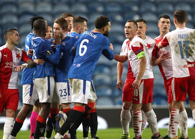 Tổng cộng có 2 chiếc thẻ đỏ được rút ra dành cho Rangers, bao gồm 1 chiếc của Leon Balogun ở phút 73.