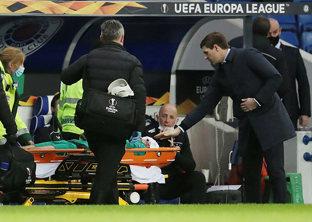 Ondrej Kolar thậm chí phải rời sân bằng cáng. HLV Steven Gerrard cũng đã tiến đến để hỏi thăm "nạn nhân" của cú tung cước kinh hoàng được học trò của mình tạo ra.
