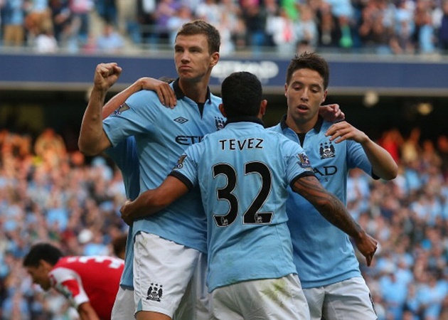 Edin Dzeko vào sân từ phút 69 và anh đã ghi bàn thắng cực kỳ quan trọng giúp nửa xanh thành Manchester giữ lại hy vọng vô địch.