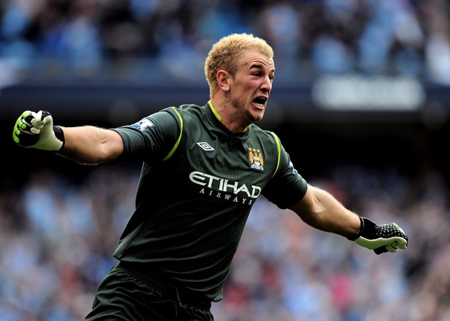 Đứng trong khung gỗ là Joe Hart, anh đã ăn mừng cực kỳ cuồng nhiệt khi Sergio Aguero lập công.