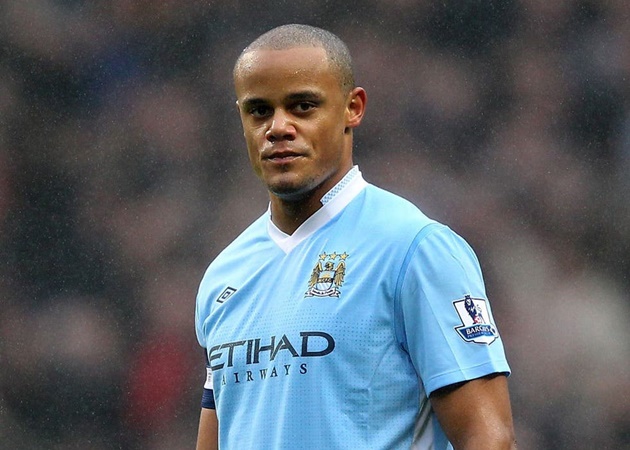 Vincent Kompany khi ấy là cái tên không thể thiếu ở tuyến giữa của nửa xanh thành Manchester.