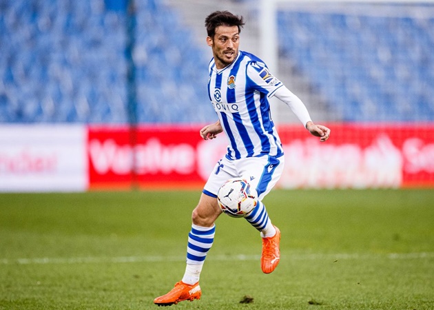 Chelsea dưới thời Carlo Ancelotti muốn tìm một tiền vệ đẳng cấp để bổ sung cho đội hình. Dù vậy, The Blues đã không chiêu mộ được David Silva và Manchester City mới là những người giành chiến thắng. Sau khi giành 4 chức vô địch EPL cùng The Citizens, anh đã hồi hương chơi cho Real Sociedad.