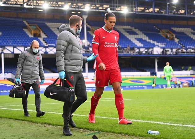 Virgil Van Dijk đã "đi tong" cả mùa giải sau cú va chạm kinh hoàng với Jordan Pickford trên sân Goodison Park hồi đầu mùa.
