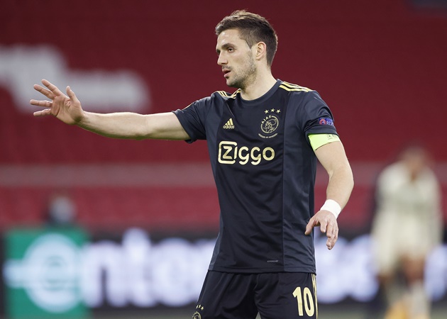 Tuy sút hỏng phạt đền, thế nhưng Dusan Tadic cũng được chọn khi ghi 1 bàn và có 2 pha tạo cơ hội cho đồng đội.