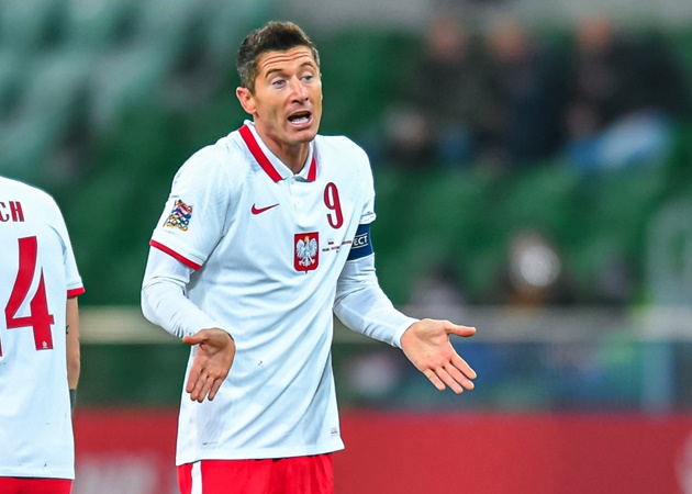 Trung phong: Robert Lewandowski (Bayern Munich & Ba Lan) - 8,07. Cũng như Kane, "Lewy" vừa trải qua một mùa giải tuyệt vời cùng Bayern Munich. Anh thậm chí còn phá kỷ lục 40 bàn trong một mùa giải của huyền thoại Gerd Muller.
