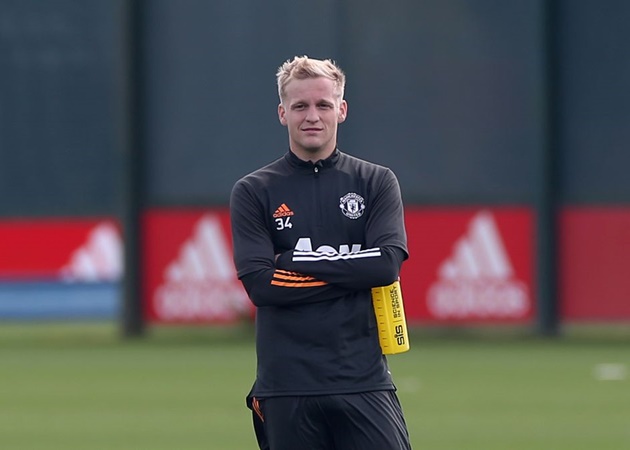 Gia nhập sân Old Trafford hồi mùa Hè 2020, tuy nhiên Donny van de Beek chủ yếu làm quen với băng ghế dự bị. Bởi lẽ, ở vị trí của chàng trai sinh năm 1997, Bruno Fernandes đã chơi ấn tượng.