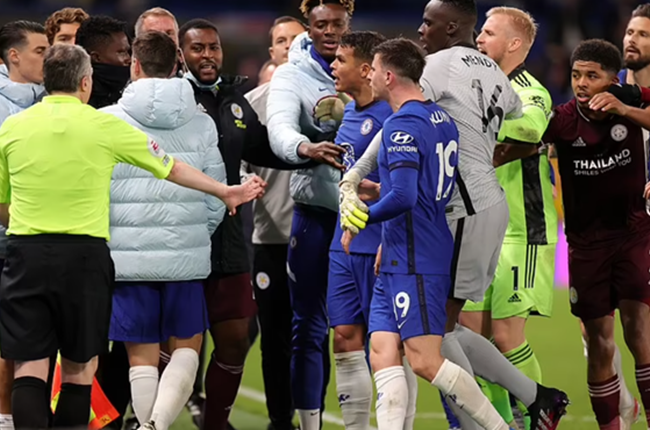 Cầu thủ Chelsea chuyển mục tiêu và lao vào "hỏi tội" Amartey.