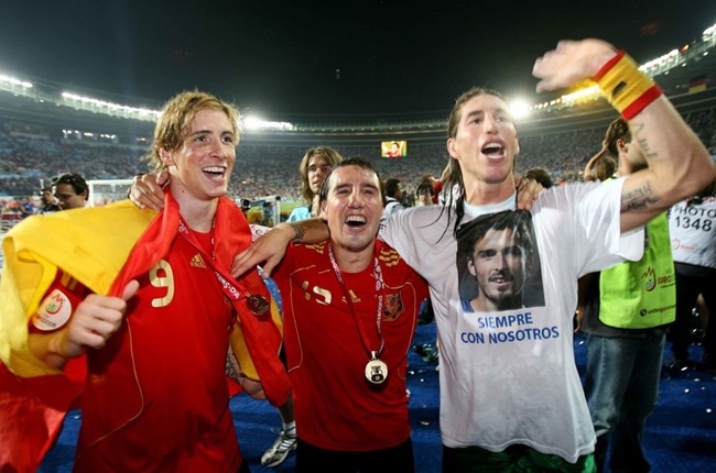 2. Santi Cazorla (giữa) từng vô địch hai kỳ EURO liên tiếp 2008 và 2012 cùng Tây Ban Nha. Tuy nhiên, anh lại không được chú ý nhiều do những tiền vệ như Xavi Hernandez, Andres Iniesta hay Cesc Fabregas chơi quá ổn định.