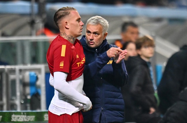Karsdorp đã bất tuân Jose Mourinho.