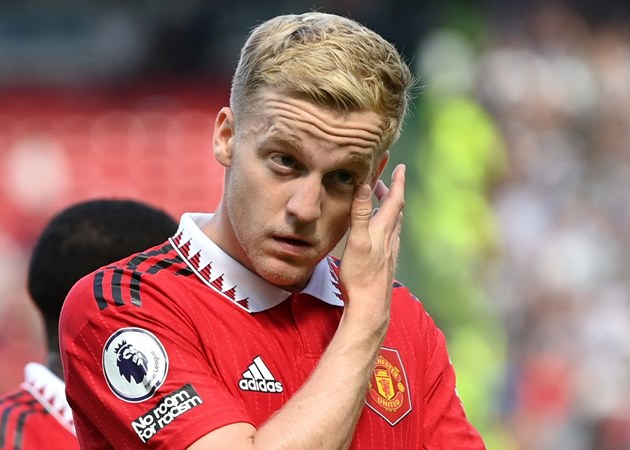 Van de Beek trên đường rời Old Trafford.