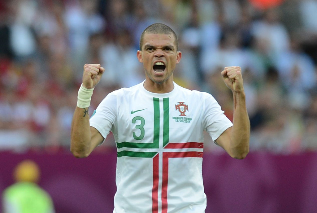 Trung vệ: Pepe (Bồ Đào Nha, 35 tuổi): Trong chức vô địch Euro 2016 cùng ĐT Bồ Đào Nha, không phải Ronaldo, mà chính Pepe mới là cầu thủ thi đấu xuất sắc nhất trong đội hình Selecao. Và tại World Cup sắp tới, bất chấp những vấn đề về tuổi tác, trung vệ đang thi đấu cho Besiktas vẫn sẽ là một lựa chọn đáng tin cậy trong đội hình của HLV Fernando Santos