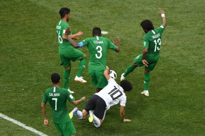 Sang hiệp hai, Salah và đồng đội thi đấu đầy nỗ lực, nhưng thất bại trong việc ghi bàn. Trong đó, tiền đạo Liverpool có pha đối mặt thủ môn Saudi Arabia ở phút 84, nhưng bỏ lỡ đáng tiếc.