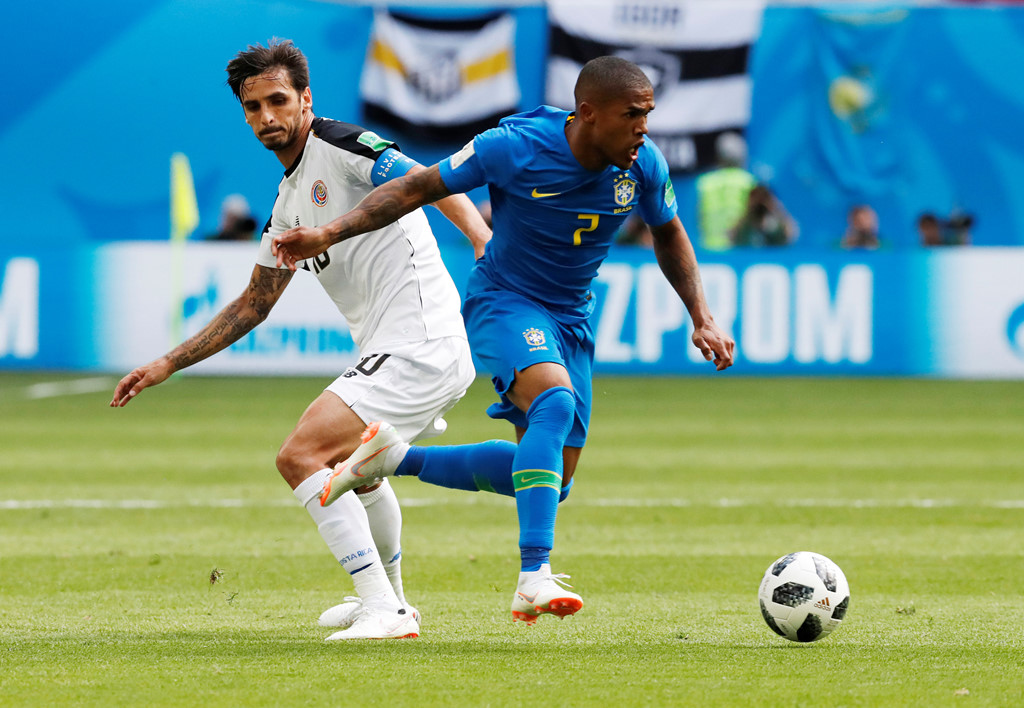 Douglas Costa vào sân trong trận đấu với Costa Rica và khiến lối chơi của Brazil trở nên biến ảo hơn rất nhiều.