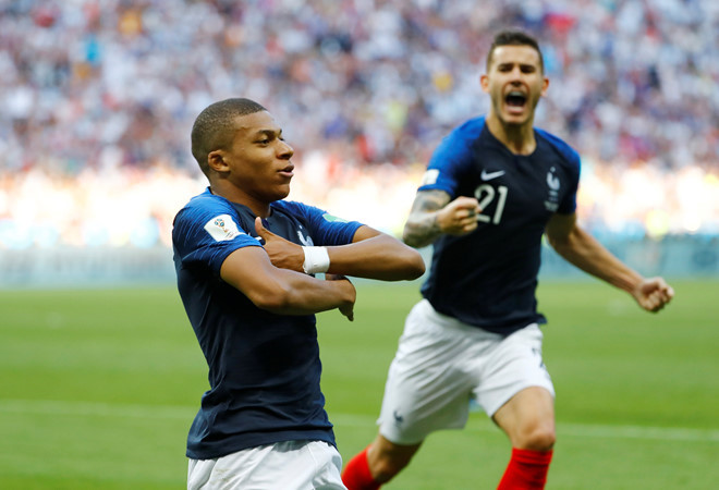 Tiền đạo trẻ Mbappe tỏa sáng với cú đúp vào lưới Argentina.