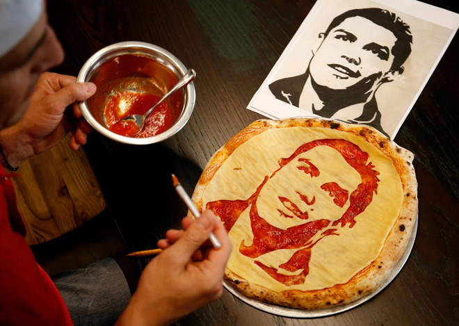 Ảnh bài viết Đến Nga mùa World Cup: Thưởng thức pizza in hình Ronaldo và Suarez