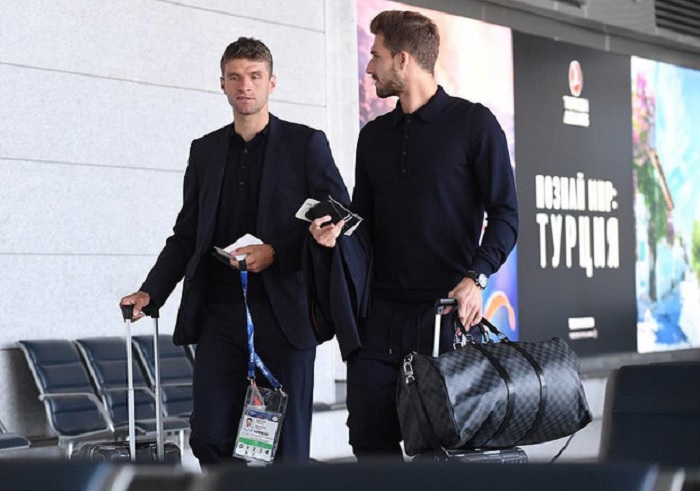 Hai cầu thủ khác của Đức lại thoải mái hơn với những mẫu quần thể thao đi kèm blazer đồng điệu màu sắc. Kevin Trapp (phải) cũng thể hiện việc yêu thích những phụ kiện hàng hiệu đắt tiền, khi kết hợp cùng mẫu túi du lịch chất liệu da canvas của Louis Vuitton.