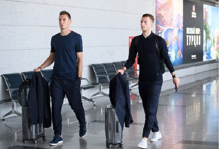 Ngoài những mẫu polo tay dài, áo thun đơn giản sắc xanh cũng là lựa chọn hàng đầu của nhiều cầu thủ tuyển Đức, trong đó có cựu tiền đạo Klose.