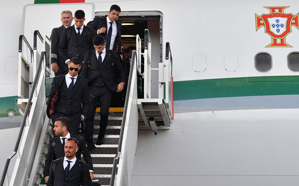 Ảnh bài viết Cầu thủ World Cup 2018 mặc suit bảnh bao thế nào ở sân bay?