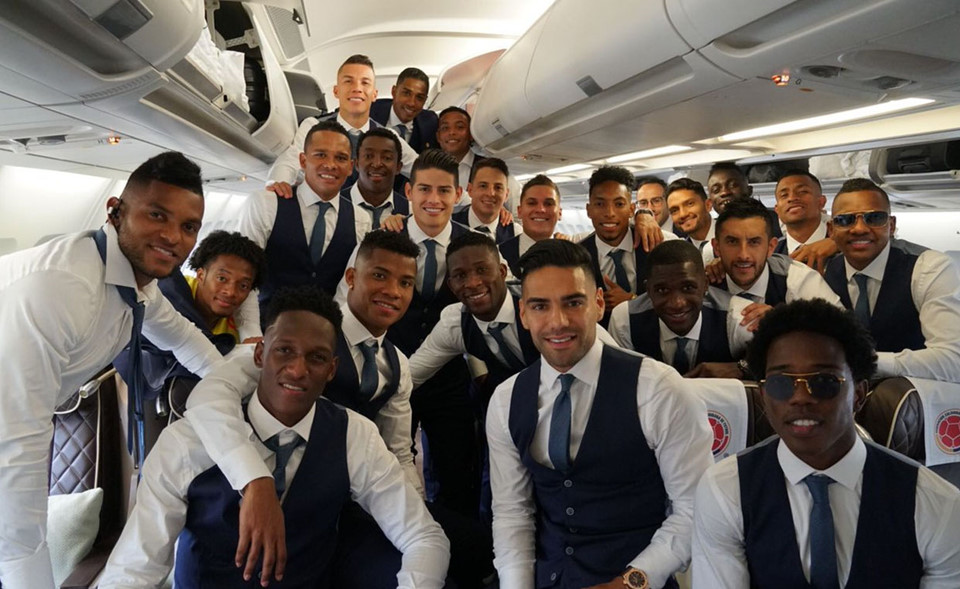 Các cầu thủ trong đội tuyển Colombia đều lựa chọn set đồ gồm sơ mi trắng, quần tây cùng gi lê xanh đậm kết hợp cravat bản nhỏ tông màu nhạt hơn để tạo điểm nhấn.