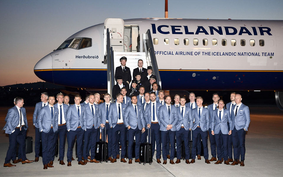 Đội tuyển Iceland gây ấn tượng với sự đồng bộ trang phục của từng thành viên. Sự biến chuyển màu sắc từ kiểu áo blazer nhạt cho đến sắc xanh đậm trên mẫu quần tây mang lại sự chững chạc cho các cầu thủ. Vẻ chỉn chu đúng chuẩn quý ông châu Âu còn thể hiện thông qua mẫu giày Brogue tông cà phê.