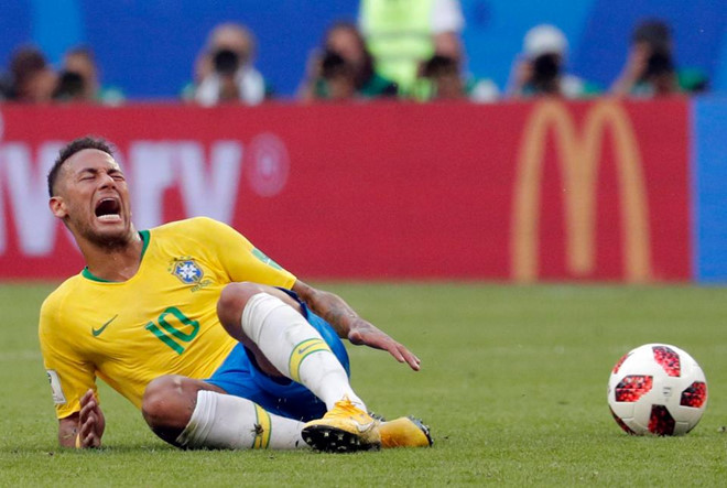 Neymar liên tục té ngã trên sân trong suốt trận đấu.