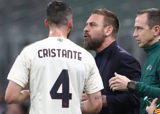 Ảnh bài viết Tuyển thủ Italia "bật" De Rossi ngay trên sân tập