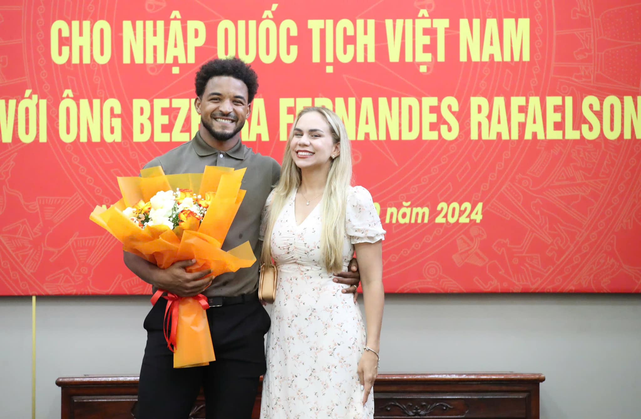 Ảnh bài viết Bà xã Brazil cười duyên, rạng rỡ trong ngày Nguyễn Xuân Son nhập tịch Việt Nam