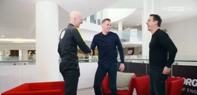 Ảnh bài viết Fan Arsenal 'sôi máu' với Gary Neville vì video cảm ơn trọng tài