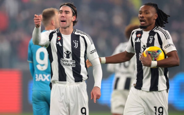 Ảnh bài viết CĐV Juventus nổi cơn thịnh nộ, Vlahovic đáp trả ngay trên sân