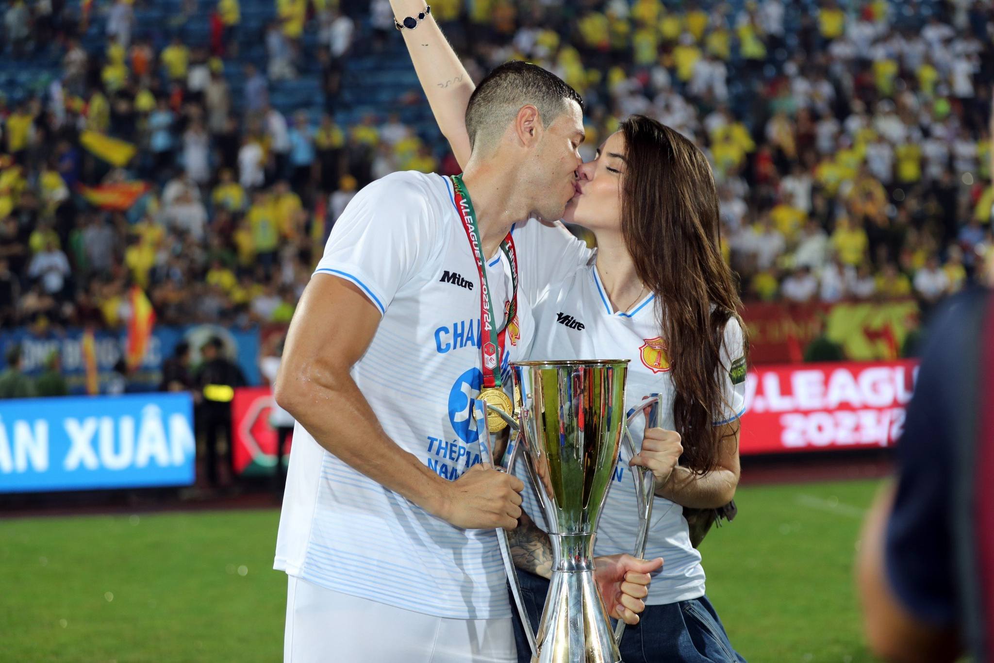 Ảnh bài viết Vô địch V-League, sao Nam Định trao nụ hôn nồng cháy cho bạn gái xinh như mộng