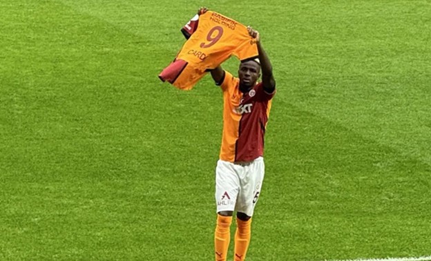 Ảnh bài viết Osimhen tiếp tục nổ cú đúp, tri ân Icardi trong trận cầu 5 bàn