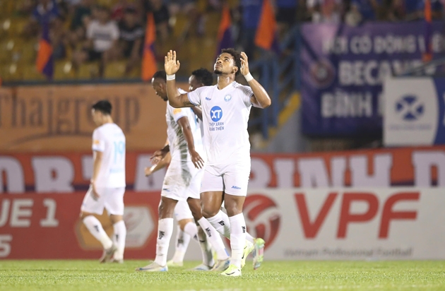 Ảnh bài viết Xuân Son "nổ" hat-trick, Nam Định vùi dập Bình Dương ngay Gò Đậu