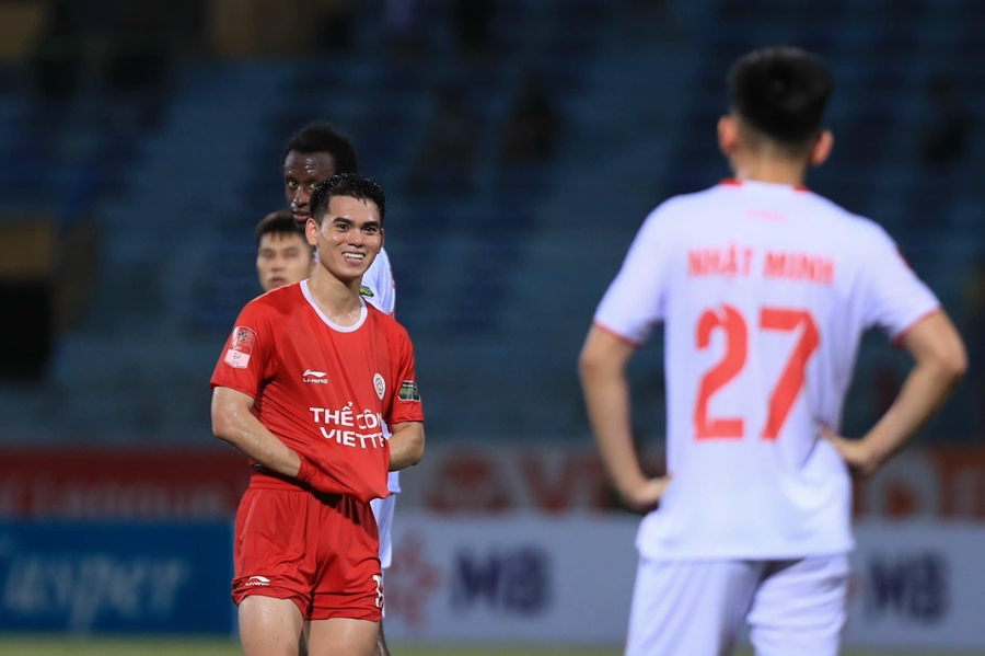 Ảnh bài viết HLV Chu Đình Nghiêm trách trọng tài sau trận thua đau