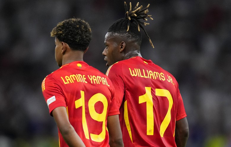 Ảnh bài viết Đà Nẵng vô địch giải bóng đá bãi biển QG, Công Vinh chết mê đôi cánh TBN