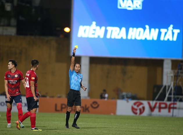 Ảnh bài viết Cầu thủ CAHN thoát thẻ đỏ, HLV Hoàng Anh Tuấn nói gì?