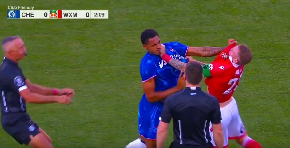 Ảnh bài viết Cận cảnh pha túm cổ áo của Levi Colwill với cầu thủ Wrexham