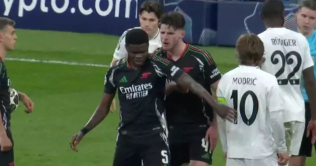 Ảnh bài viết Declan Rice nổi nóng với Partey ngay trên sân