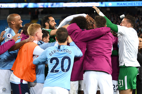 Các cầu thủ City bắt đầu lao vào chọc vui Yaya Toure.