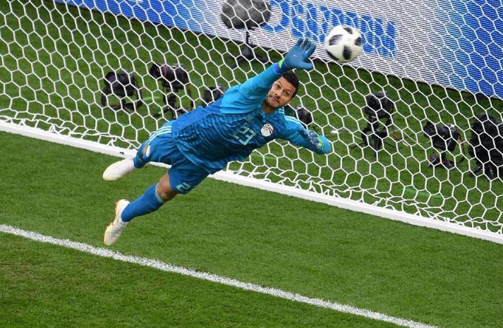 Cavani có pha volley thử tài thủ môn Ai Cập.
