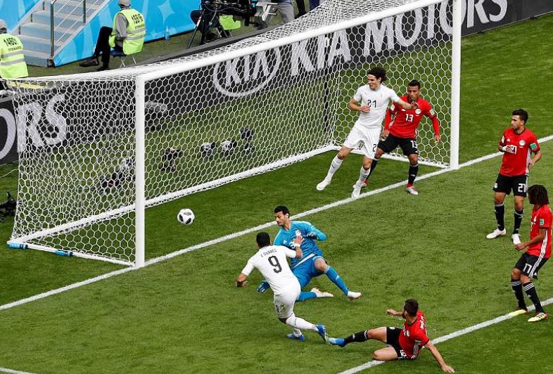 Suarez bỏ lỡ cơ hội ghi bàn đầu tiên.
