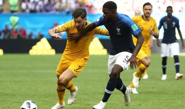 Nhưng Australia cho thấy họ không phải tay vừa. Umtiti để bóng chạm tay trong vòng cấm.